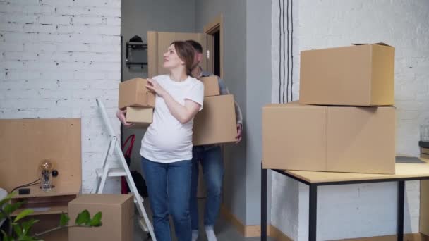 Young Pregnant Couple Boxes Moves New Apartment Home Holding Cardboard — Vídeo de Stock