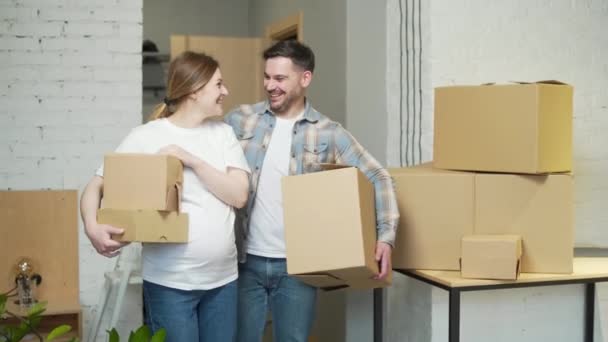 Young Pregnant Couple Boxes Moves New Apartment Home Holding Cardboard — Vídeos de Stock