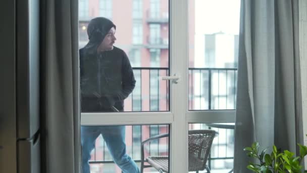 Burglar Robber Break Door Lock Entering Building Apartment House Robbery — Vídeo de Stock