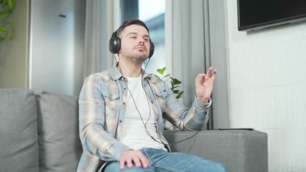 Happy Young Bearded Cheerful Handsome Caucasian Man Enjoying Listening Music — Vídeo de Stock