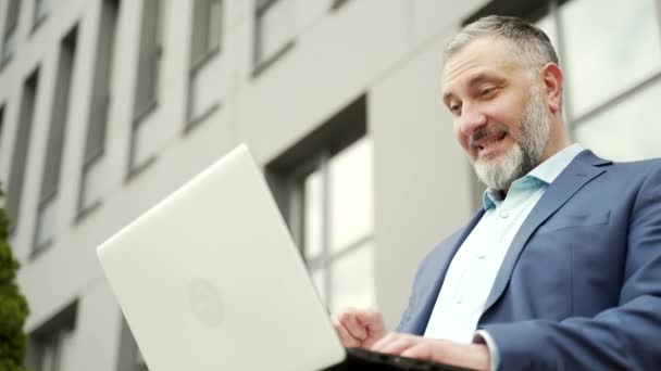 Happy Mature Gray Haired Business Man Suit Working Laptop Online — Vídeo de Stock