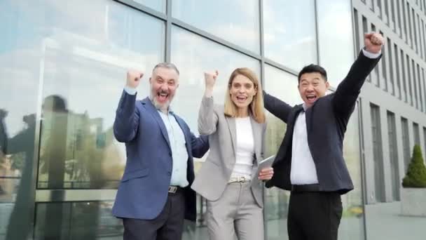 Success Happy Group Business People Excited Rejoicing Looking Camera Successful — Stock video