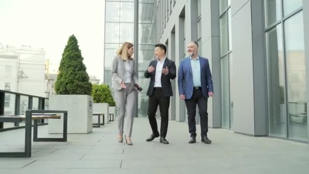 Бізнесмени Колеги Співробітники Йдуть Вулиці Біля Будівлі Офісного Центру Команда — стокове відео