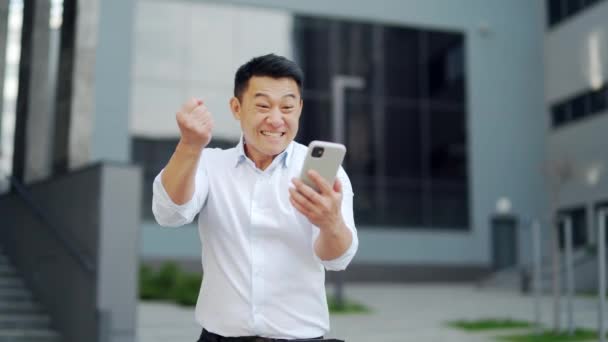 Asian Business Man Employee Entrepreneur Looking Phone Smartphone Shouts Win — Wideo stockowe