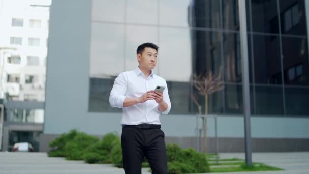 Successful Asian Business Man Walks City Street Background Urban Office — Wideo stockowe