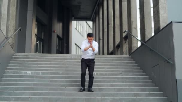 Happy Asian Office Worker Employee Dancing Jumping While Walking Stairs — Vídeo de Stock