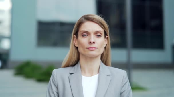 Close Portrait Attractive Serious Confident Business Woman Employee Looking Camera — Wideo stockowe