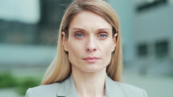 Close Portrait Attractive Serious Confident Business Woman Employee Looking Camera — Stockvideo