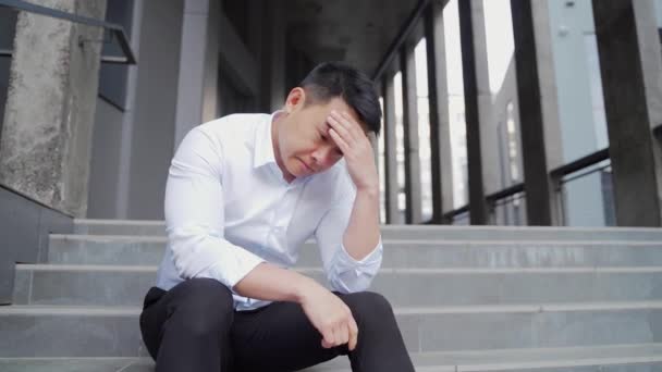 Sad Asian Business Man Employee Depression Worker Sitting Stairs City — Vídeo de Stock