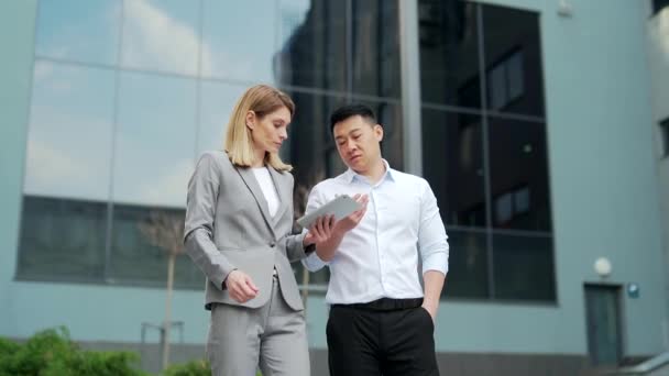 Two Employees Partners Walking Street Office Business Center Talking Team — Vídeos de Stock