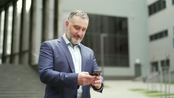Mature Business Man Employee Entrepreneur Looking Phone Smartphone Shouts Win — Vídeos de Stock