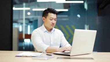 Bilgisayarlı bir iş adamı, girişimci ofis çalışanı ya da bilgisayar masasında çalışan bir muhasebeci üzerinde yazılımla çalışmakta güçlük çekmektedir. Tatminsiz, servis hatasından mutsuz.