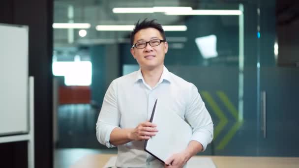 Porträt Eines Jungen Asiaten Der Als Spezialist Programmierer Oder Lehrer — Stockvideo