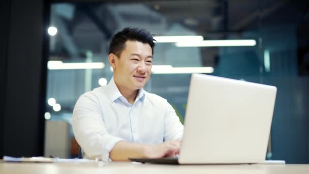 Счастливый Работник Азиат Работает Ноутбуком Современном Офисе Деловой Человек Занят — стоковое видео
