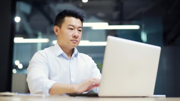 Portrait Thoughtful Asian Male Businessman Working Laptop Computer Modern Office — Vídeos de Stock
