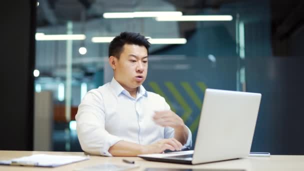 Asiatisk Affärsman Sitter Vid Skrivbordet Varmt Arbetsplatsen Ingen Luftkonditionering Manlig — Stockvideo