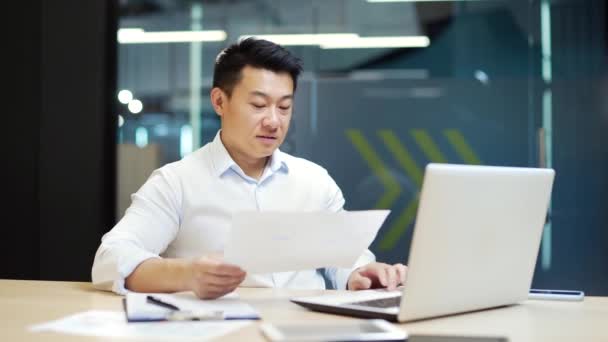 Retrato Feliz Asiático Cara Negócios Homens Empregado Leitura Documentos Relatório — Vídeo de Stock