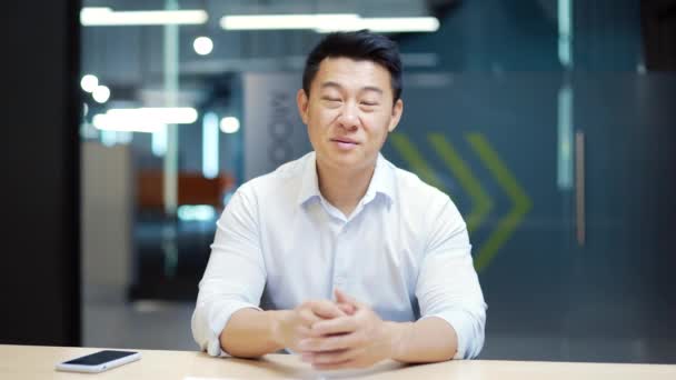 Trabajador Oficina Happy Asian Man Empleado Entrenador Profesor Habla Mira — Vídeos de Stock
