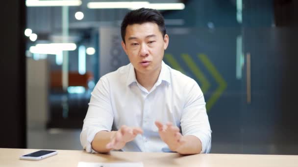 Trabalhador Escritório Homem Asiático Treinador Empregado Professor Fala Olhar Para — Vídeo de Stock