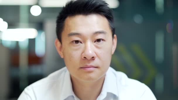 Portret Poważny Azjatycki Mężczyzna Pracownik Biznesmen Lub Księgowy Prawnik Notariusz — Wideo stockowe