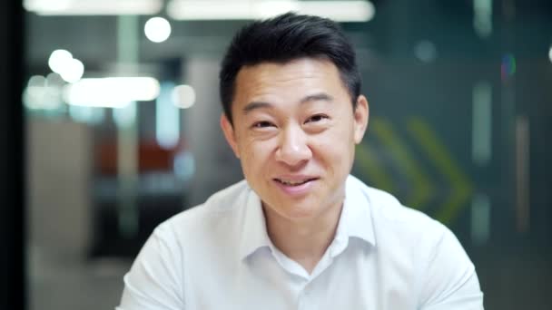 Работник Офиса Счастливый Азиатский Человек Работник Тренер Учитель Говорит Смотреть — стоковое видео