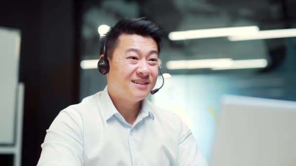 Corporate Operator Working Customer Support Service Helpline Telesales Focused Man — Stock Video