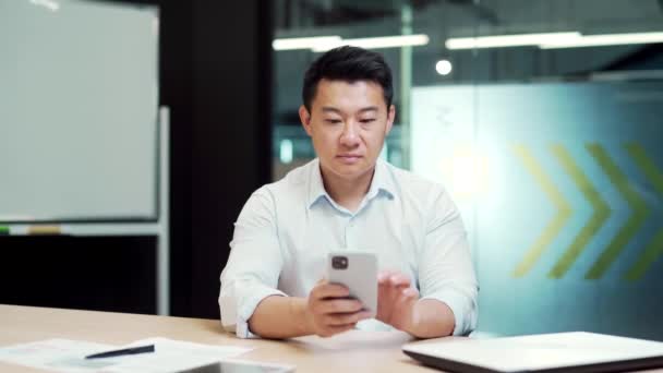 Trabalhador Escritório Asiático Sentado Uma Mesa Computador Escritório Usando Telefone — Vídeo de Stock