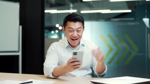 Heureux Asiatique Homme Employé Bénéficie Succès Lire Les Bonnes Nouvelles — Video
