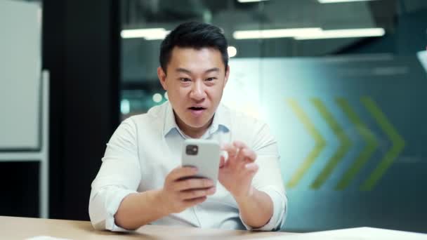 Mutlu Asyalı Çalışan Başarılı Olmayı Seviyor Akıllı Telefondan Iyi Haberler — Stok video