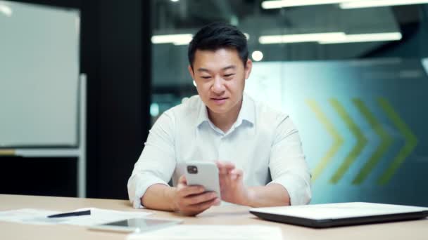 Feliz Asiático Trabalhador Escritório Sentado Uma Mesa Computador Escritório Usando — Vídeo de Stock