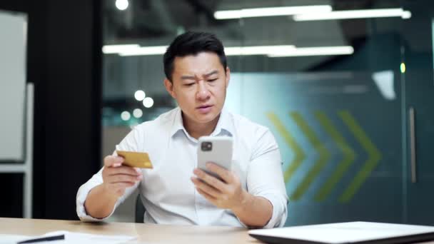 Asiatische Geschäftsmann Die Online Bezahlung Failure Auf Handy Smartphone Office — Stockvideo