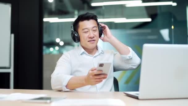 Biznesmen Słucha Muzyki Biurze Słuchawkach Restrelax Przy Biurku Komputera Radosny — Wideo stockowe