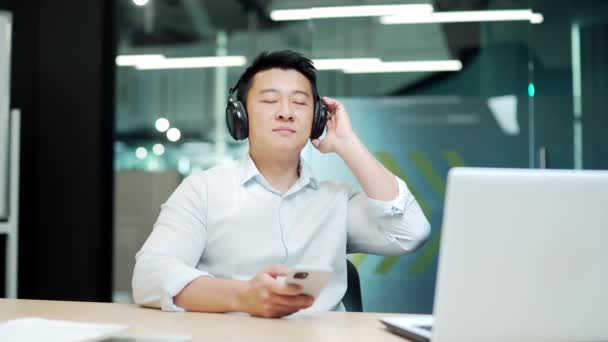 Hombre Negocios Disfrutar Del Descanso Escuchar Música Relajante Oficina Los — Vídeo de stock