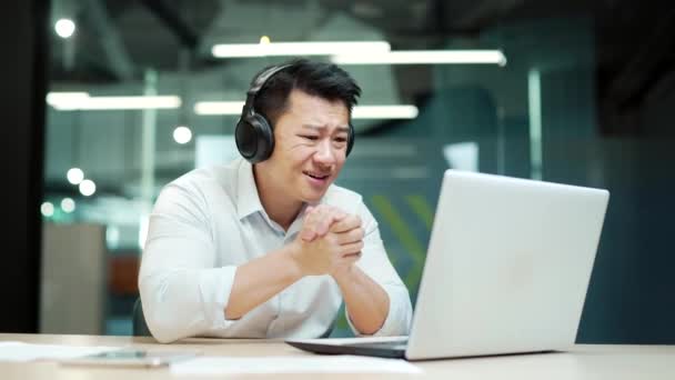 Heyecanlı Asyalı Adamı Oyun Için Tezahürat Yapıyor Ofisteki Dizüstü Bilgisayara — Stok video