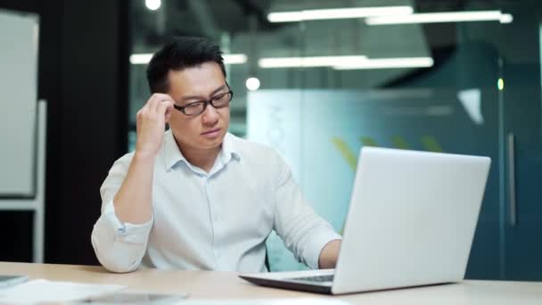 Exausto Sobrecarregado Asiático Homem Escritório Trabalhador Severa Dor Cabeça Empregado — Vídeo de Stock