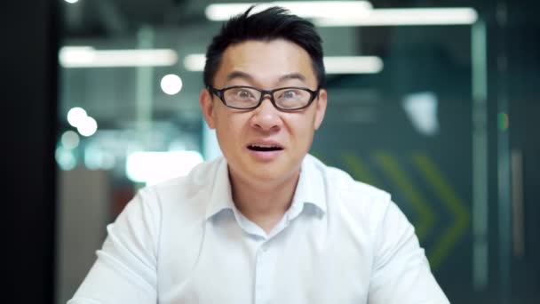 Sorprendido Asiático Hombre Dispara Gafas Sorprendido Mirando Cámara Feliz Sonrisa — Vídeos de Stock