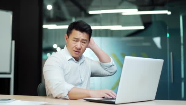 Asian Business Male Employee Pain Muscles Neck Spine Hard Work — стокове відео