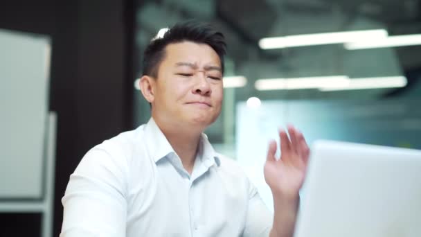 Asian Business Male Employee Pain Muscles Neck Spine Hard Work — Vídeo de stock