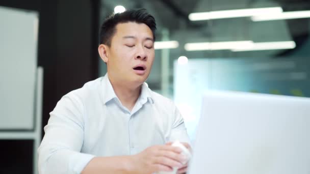 Bonito Trabalhador Asiático Sofre Alergias Espirros Com Nariz Escorrendo Empregado — Vídeo de Stock