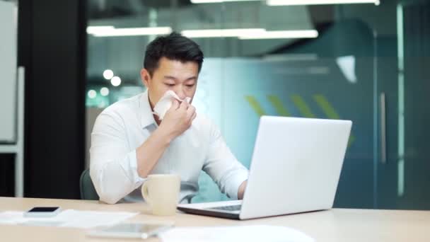 Çalışan Ofiste Otururken Soğuk Algınlığı Grip Öksürüyor Asyalı Erkek Işçi — Stok video
