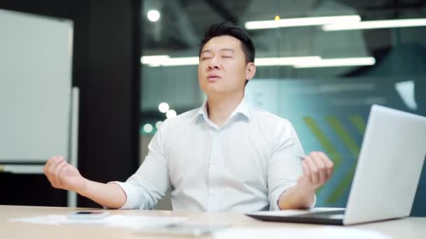 Homem Negócios Asiático Meditar Empresário Bem Sucedido Medita Sentado Mesa — Vídeo de Stock