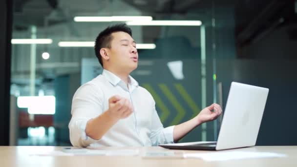 Hombre Negocios Asiático Meditando Empresario Exitoso Medita Sentado Mesa Oficina — Vídeos de Stock