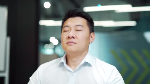 Rána Hlavy Asijský Obchodník Medituje Úspěšný Podnikatel Medituje Kanceláři Relaxuje — Stock video