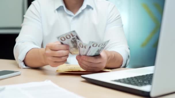 Großaufnahme Von Mitarbeiterhänden Die Büro Ersparnisse Zählen Der Mensch Zählt — Stockvideo