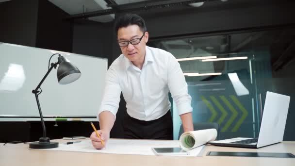 아시아의 창의적 디자이너나 건축가 사무실에서 컴퓨터 책상에서 일하고 실내에서 계획을 — 비디오