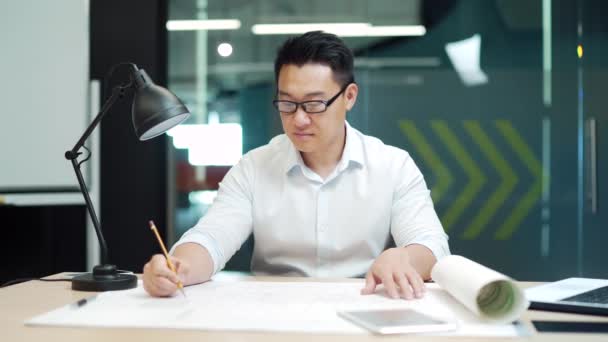 아시아의 창의적 디자이너나 건축가 사무실에서 컴퓨터 책상에서 일하고 집중적 직장에서 — 비디오