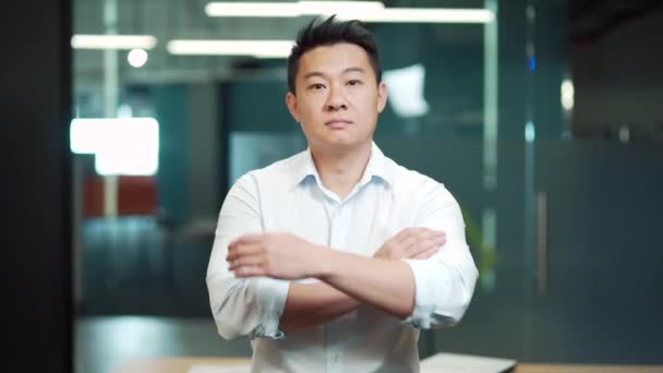 Porträtt Säker Allvarligt Stolt Asiatisk Affärsman Anställd Tittar Kameran Armarna — Stockvideo