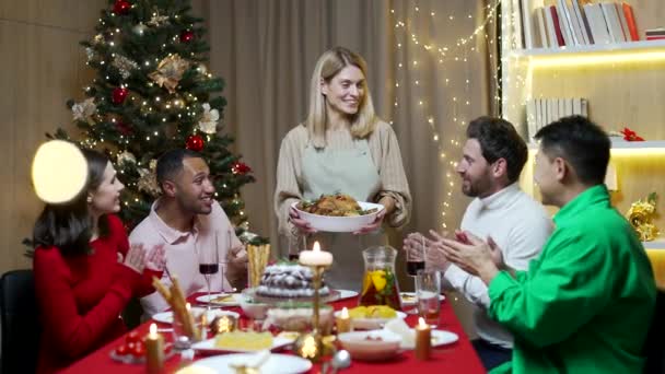 Multiethnische Gruppe Glücklicher Freunde Beim Gemeinsamen Weihnachtsessen Hause Feier Und — Stockvideo