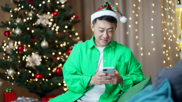 Veselé Asijské Muž Nakupování Line Pomocí Mobilního Telefonu Sedí Doma — Stock video