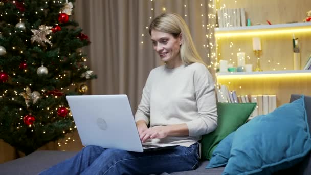 Šťastná Žena Používá Notebook Sedí Doma Pozadí Vánoční Stromeček Happy — Stock video